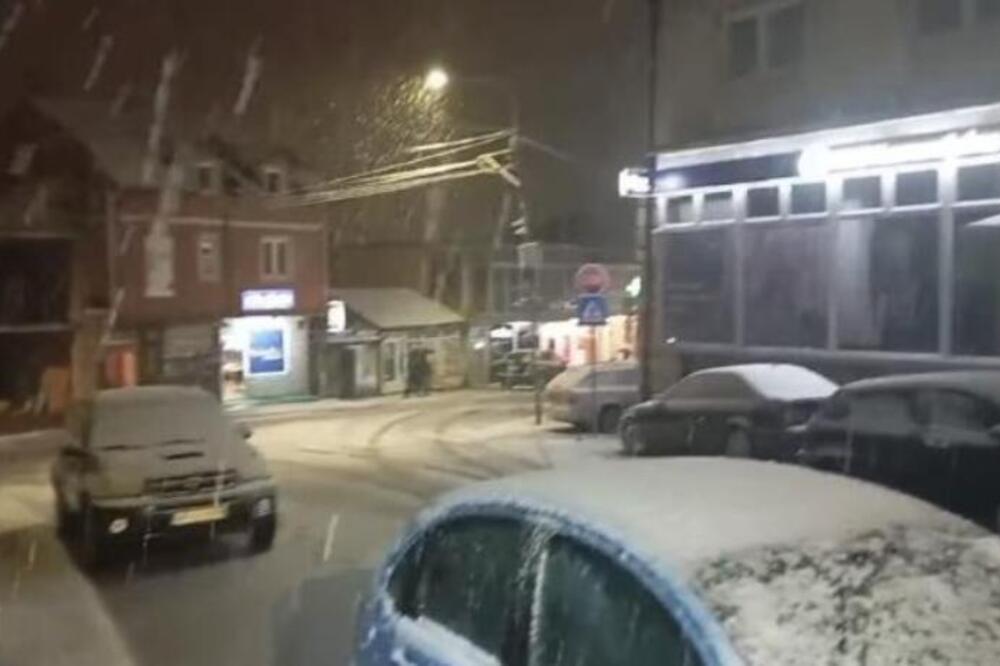 Prava zimska idila u ovom delu Srbije! Ulice se zabelele, kiša prešla u sneg i tek će vejati čitavu noć (VIDEO)