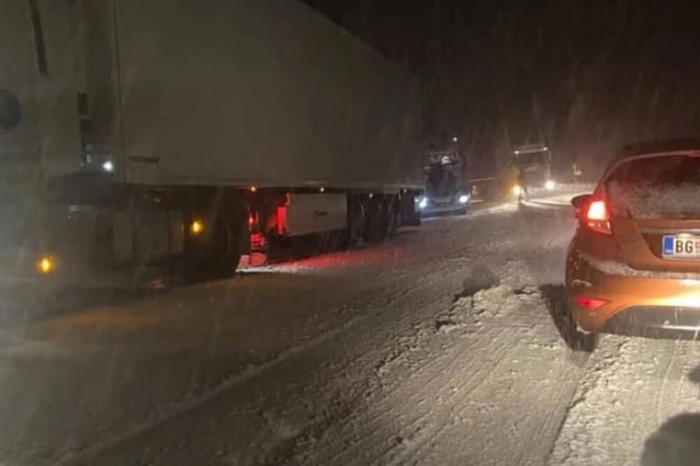 ZAVEJAN AUTO-PUT MILOŠ VELIKI: Led napravio kolaps širom Srbije, vozila mile, pola Srbije je od SNEGOM! (VIDEO)