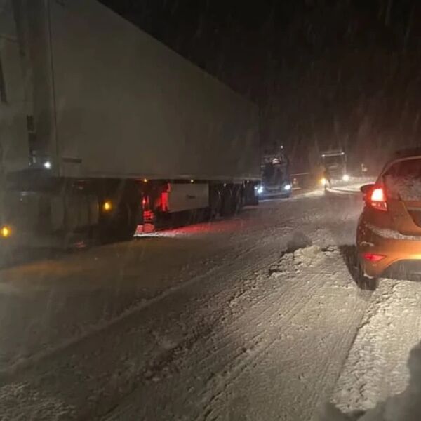 ZAVEJAN AUTO-PUT MILOŠ VELIKI: Led napravio kolaps širom Srbije, vozila mile, pola Srbije je od SNEGOM! (VIDEO)