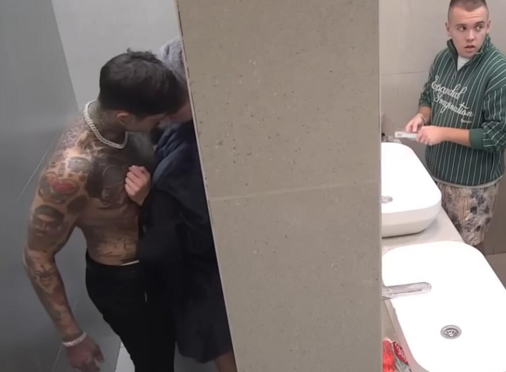 VAĆARENJE U WC PRED DRUGIMA, NI KAMERA NIJE SMETALA! Srbi šokirani snimcima bez CENZURE - SVE PUCALO