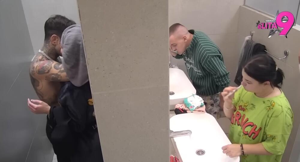 VAĆARENJE U WC PRED DRUGIMA, NI KAMERA NIJE SMETALA! Srbi šokirani snimcima bez CENZURE - SVE PUCALO