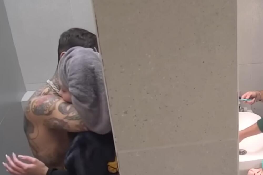 VAĆARENJE U WC PRED DRUGIMA, NI KAMERA NIJE SMETALA! Srbi šokirani snimcima bez CENZURE - SVE PUCALO