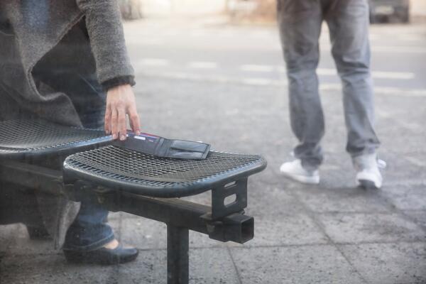 Pored kontejnera pronašao torbu sa 39.000 evra: Čim ga je zgrabio, uradio je ovo i šokirao ceo Balkan, ludilo!