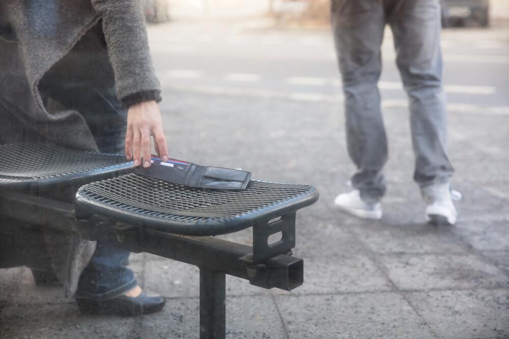 Pored kontejnera pronašao torbu sa 39.000 evra: Čim ga je zgrabio, uradio je ovo i šokirao ceo Balkan, ludilo!