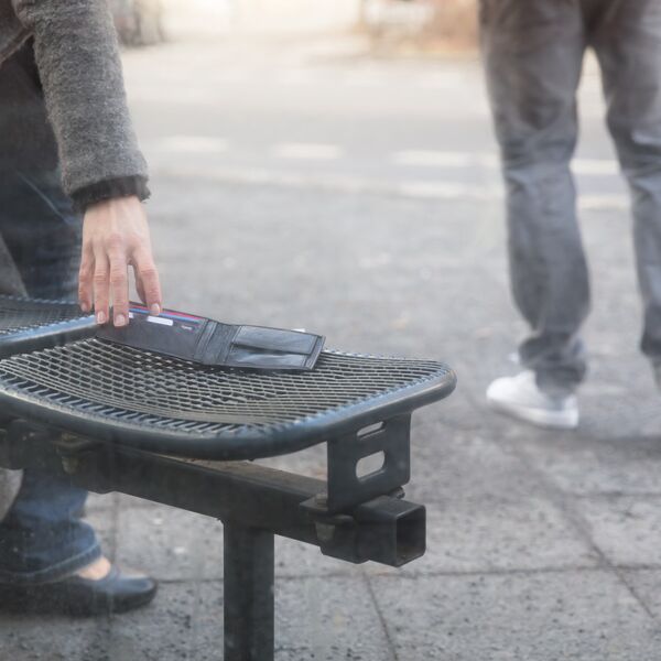 Pored kontejnera pronašao torbu sa 39.000 evra: Čim ga je zgrabio, uradio je ovo i šokirao ceo Balkan, ludilo!