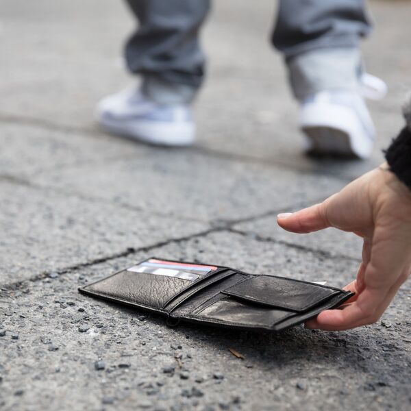 Ako ste našli pare na ulici, univerzum šalje znak: Sve zavisi da li je na novčanici broj 1, 2, 5 ili 10, nije isto!