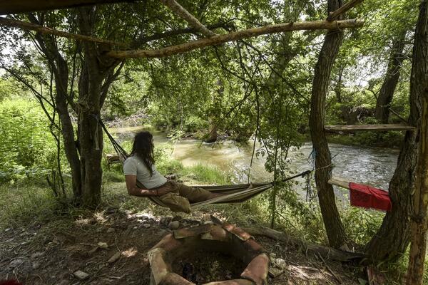 Dimčetu se smučio gradski život, pa se spakovao i otišao na selo! Sagradio kuću od BLATA, a jedan detalj sve šokira