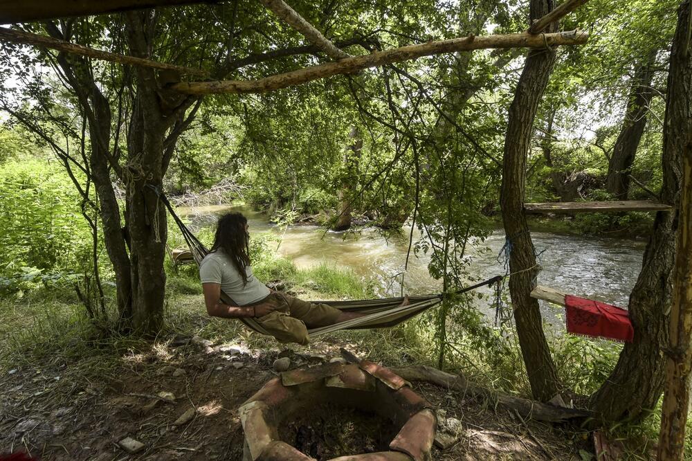 Dimčetu se smučio gradski život, pa se spakovao i otišao na selo! Sagradio kuću od BLATA, a jedan detalj sve šokira