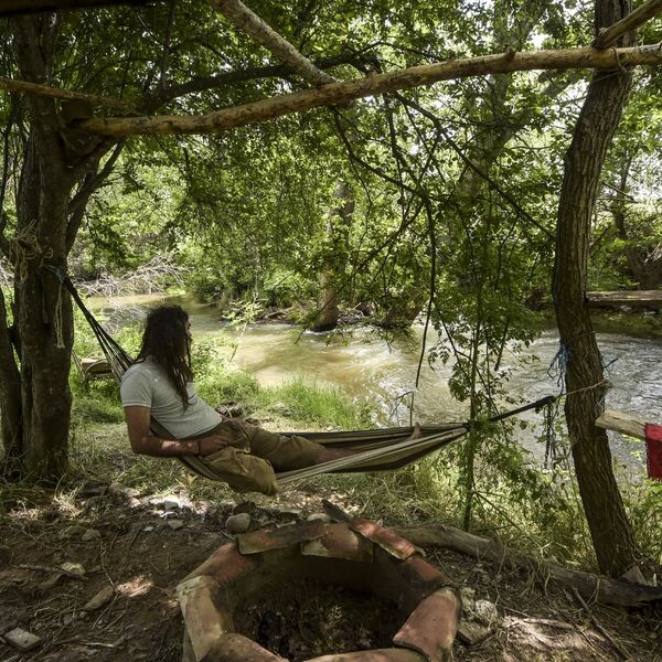 Dimčetu se smučio gradski život, pa se spakovao i otišao na selo! Sagradio kuću od BLATA, a jedan detalj sve šokira