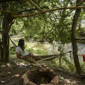 Dimčetu se smučio gradski život, pa se spakovao i otišao na selo! Sagradio kuću od BLATA, a jedan detalj sve šokira