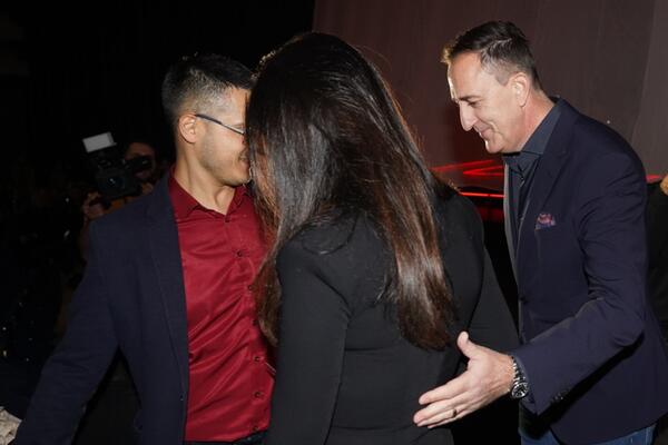 SINOĆ SU BEOGRAĐANI BRUJALI O ŽENI OMILJENOG CRNOGORCA! Boginja lepote u uskoj haljini ZASENILA SVE DAME U SALI