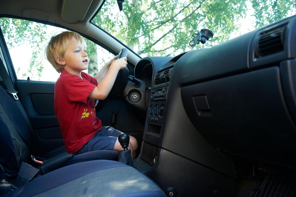 Dečak (10) seo u automobil i dovezao se kući posle žestoke svađe sa majkom! Usledio je šok obrt - uhapšen otac!