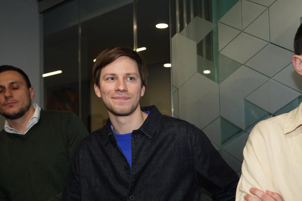 ČOVEK KOG ZNATE PO GEJ SCENAMA SE SKINUO DO GOLE KOŽE! Beograđani sve gledali uživo, eksplicitno!