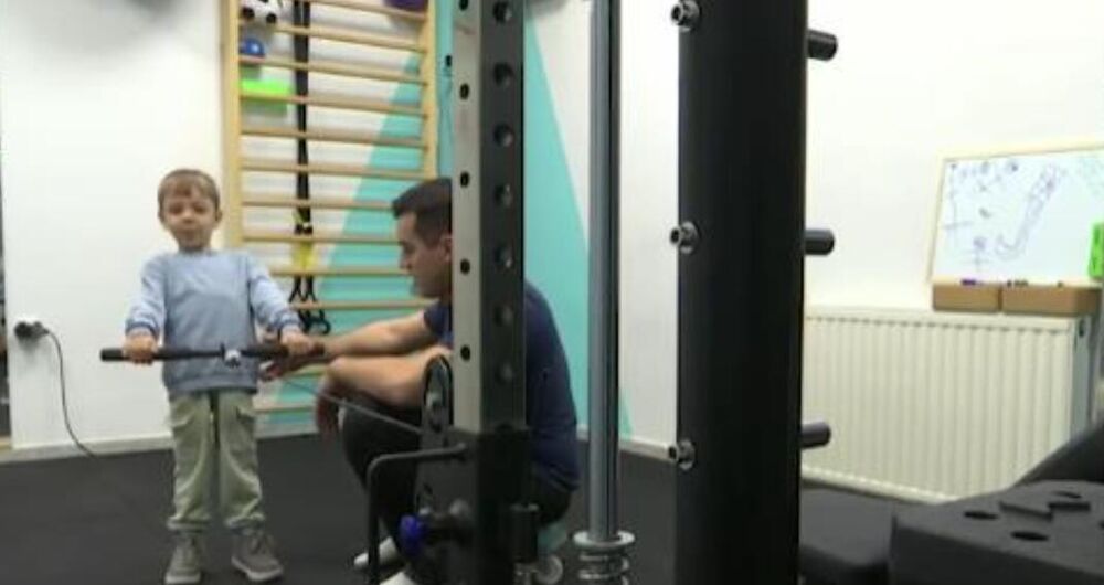 Mali Lav radi vežbe