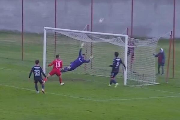 Ovako nešto se promašuje jednom u 10 godina: Sloven umalo šokirao Zvezdu, Radonjić kaznio za zicer (VIDEO)