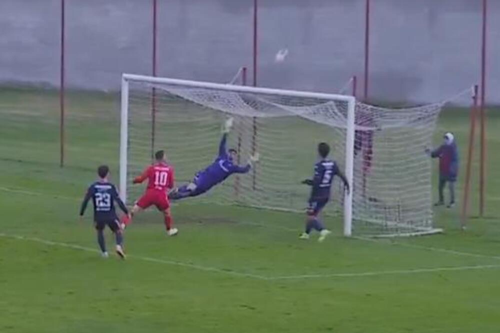 Ovako nešto se promašuje jednom u 10 godina: Sloven umalo šokirao Zvezdu, Radonjić kaznio za zicer (VIDEO)