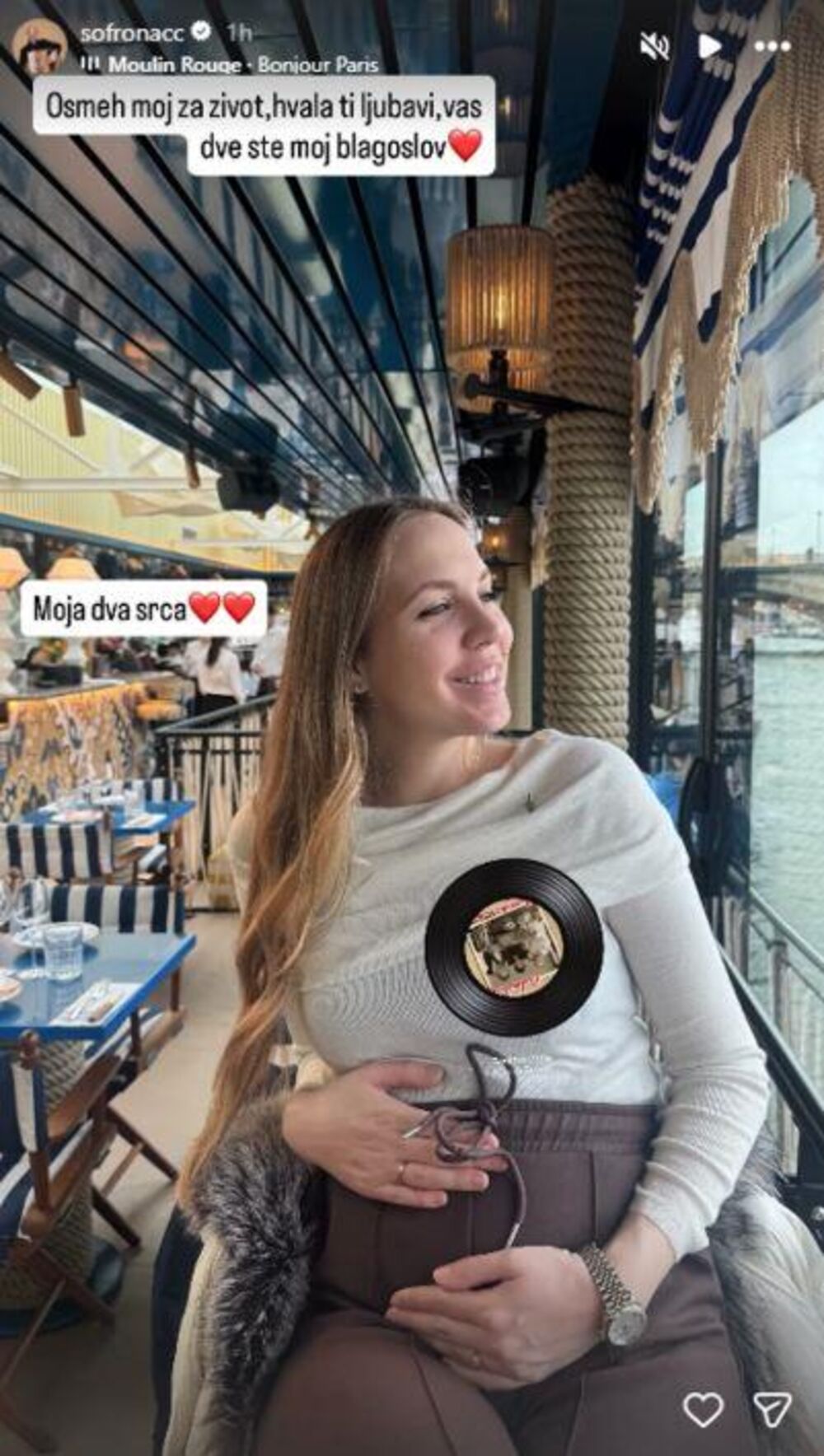 Lepa doktorka čeka devojčicu