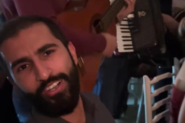 SVI BRUJE O NJEGOVOM PONAŠANJU Turčin banuo u srpsku kafanu, narodu postao tema dana: Tamburaši ostali ZAPREPAŠĆENI