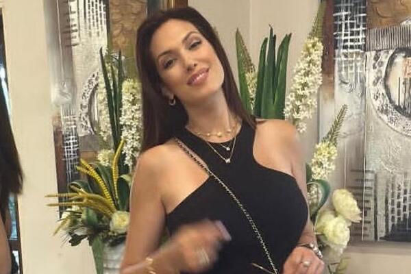 Voditeljka u leopard printu pokazala čime raspolaže: U miniću istakla zgodne noge, ovakva se jednom viđa