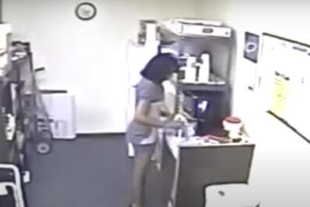 SEKRETARICA USNIMLJENA, OVAKO GNUSNU STVAR NIKO NE BI URADIO: Šef je uhvatio na licu mesta, OVO JE JEZIVO! (VIDEO)