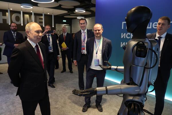 Robot počeo da pleše pred Putinom: "Pusti moju omiljenu pesmu" (VIDEO)