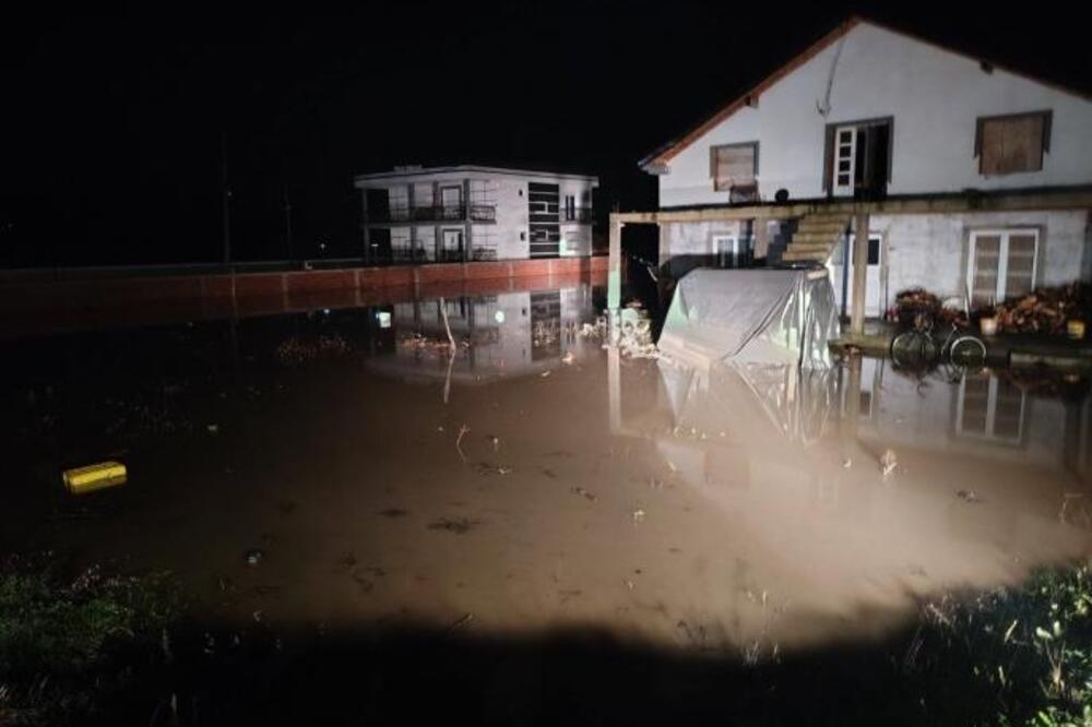 Vatrogasci spasili devet osoba, među kojima i deca: Izlila se Južna Morava kod Vranja