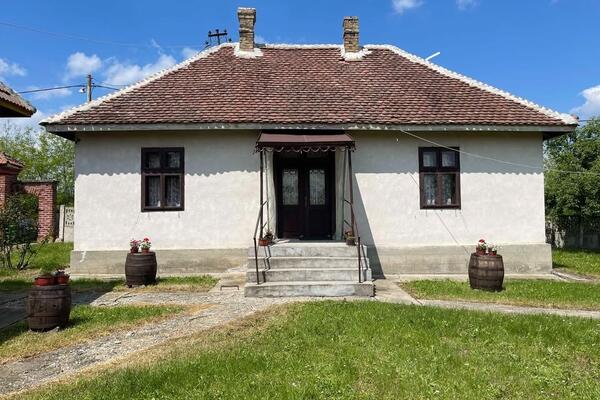 Zorica prodaje kompletno domaćinstvo za 40.000 evra: 60 ari, garaža, prostor za gajenje životinja, ali i ovo blago!