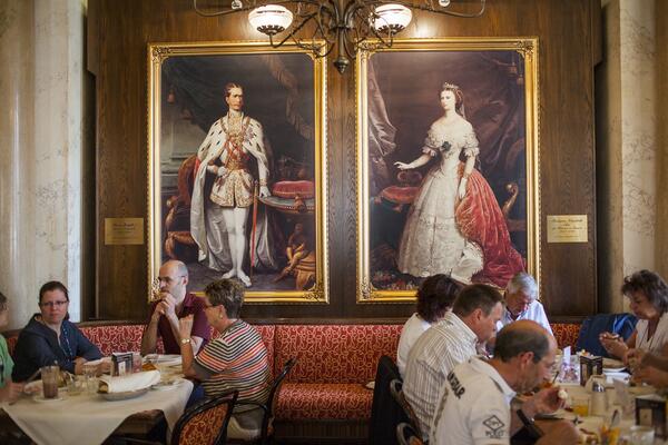 Kad je Srpkinja videla njegovu tetovažu tokom sastanka u Beču, pozelenela je od šoka: Uprkos tome, zbog šarma je...
