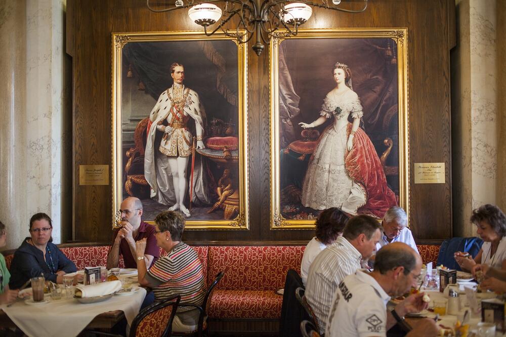 Kad je Srpkinja videla njegovu tetovažu tokom sastanka u Beču, pozelenela je od šoka: Uprkos tome, zbog šarma je...