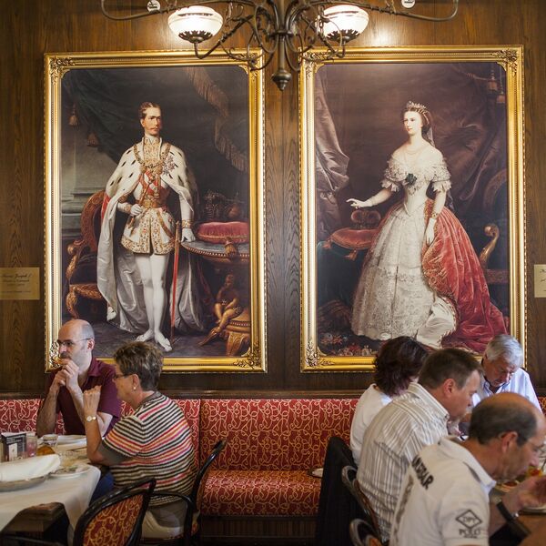 Kad je Srpkinja videla njegovu tetovažu tokom sastanka u Beču, pozelenela je od šoka: Uprkos tome, zbog šarma je...