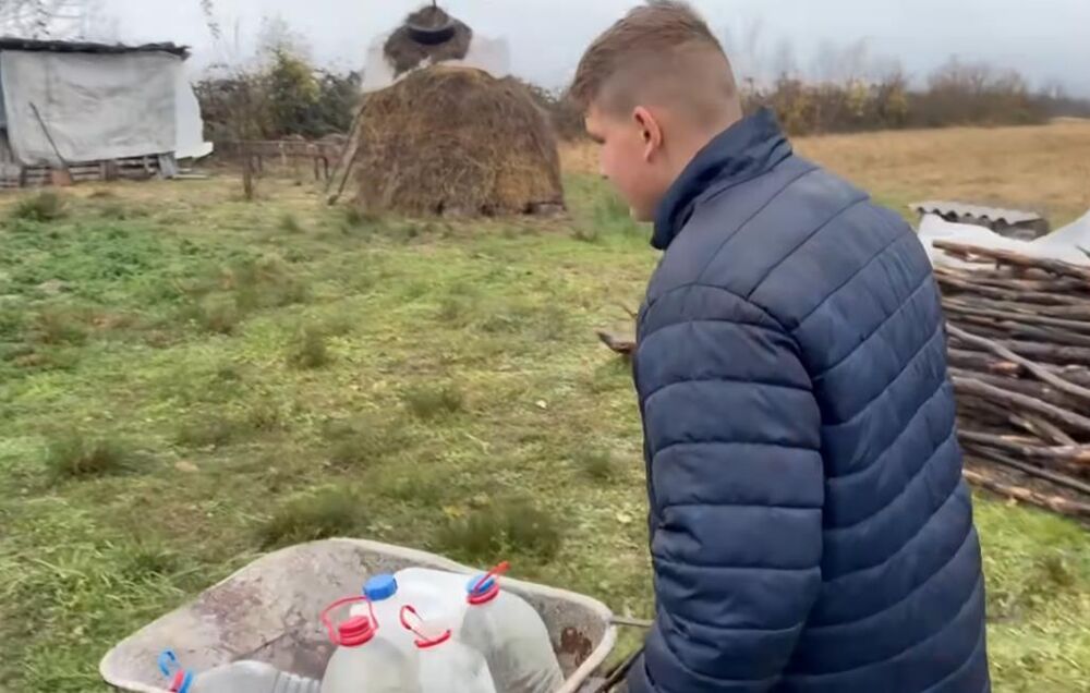 Amel pomaže ocu oko svega