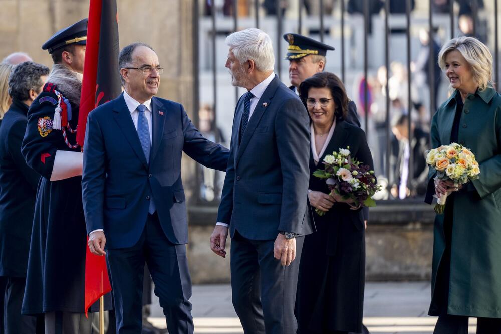 Evo ko je zaista PRVA DAMA ALBANIJE! Isplivali ŠOK DETALJI KOJE NISTE ZNALI! Rodila mu 2 sina, a obojica su...