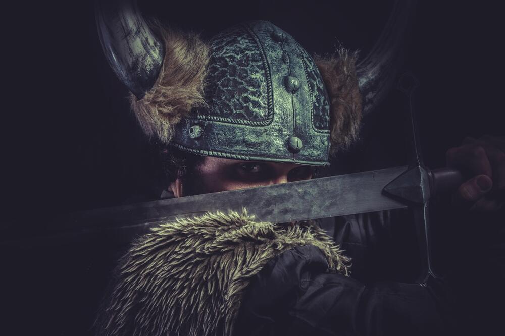 STRAVIČAN RATNIK I UBICA, A LEP KAO LUTKA I BOŽANSTVO: Zaboravite Ragnara &ndash; ovaj Viking je NOVA LEGENDA LEPOTE FOTO