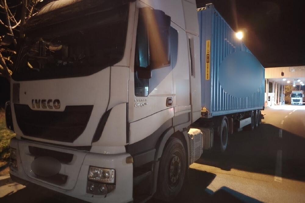 ŠTA SE OVO DESILO NA GRANIČNOM PRELAZU ŠID?! Carinici otvorili KAMION, pa DOŽIVELI ŠOK! Gledajte šta je SAKRIVENO