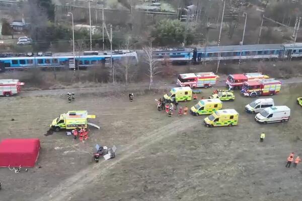 Direktan sudar vozova, ljudi teško povređeni: Stravične scene iz Češke, sumnja se da je ovo uzrok užasa! (VIDEO)