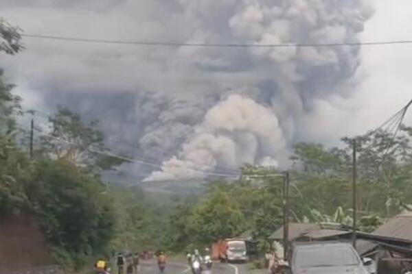 Uspavani vulkan eruptirao čak 10 puta u jednom danu! Hitno evakuisano 900 ljudi, lava i pepeo na sve strane (VIDEO)