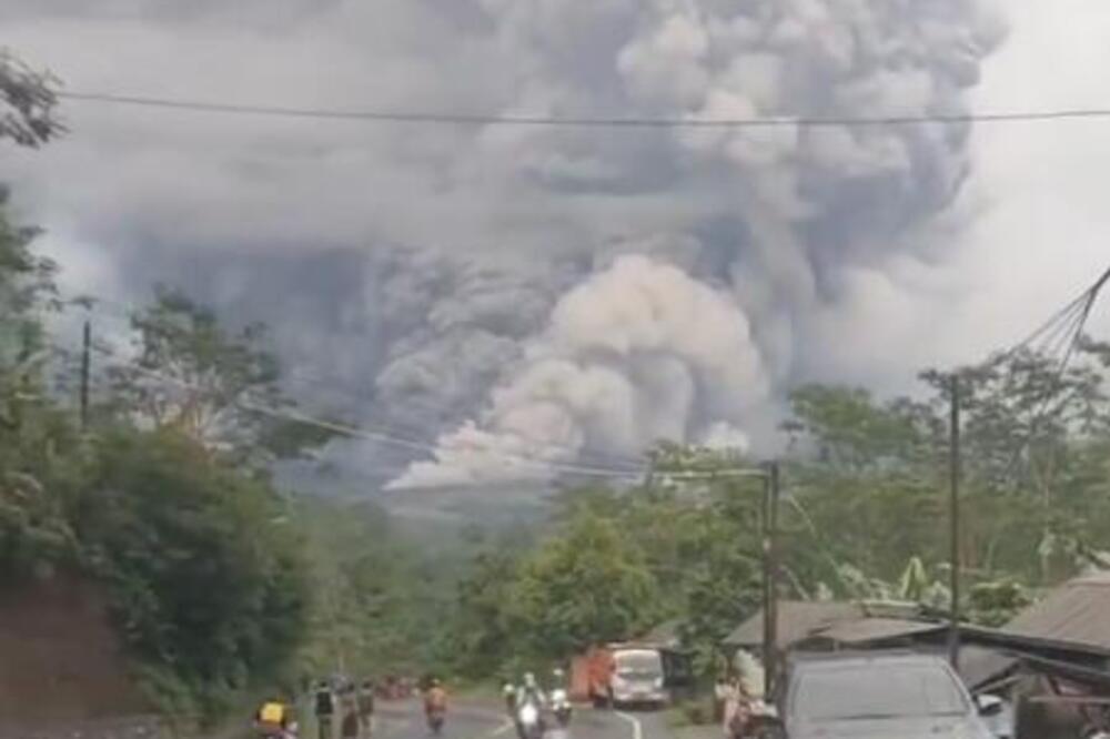 Uspavani vulkan eruptirao čak 10 puta u jednom danu! Hitno evakuisano 900 ljudi, lava i pepeo na sve strane (VIDEO)