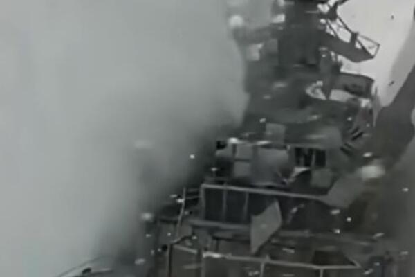 (VIDEO) NASTALA ERUPCIJA MASIVNIH TALASA Podmornica NATO raznela brod u paramparčad u Severnom moru: BRUTALAN UDAR!