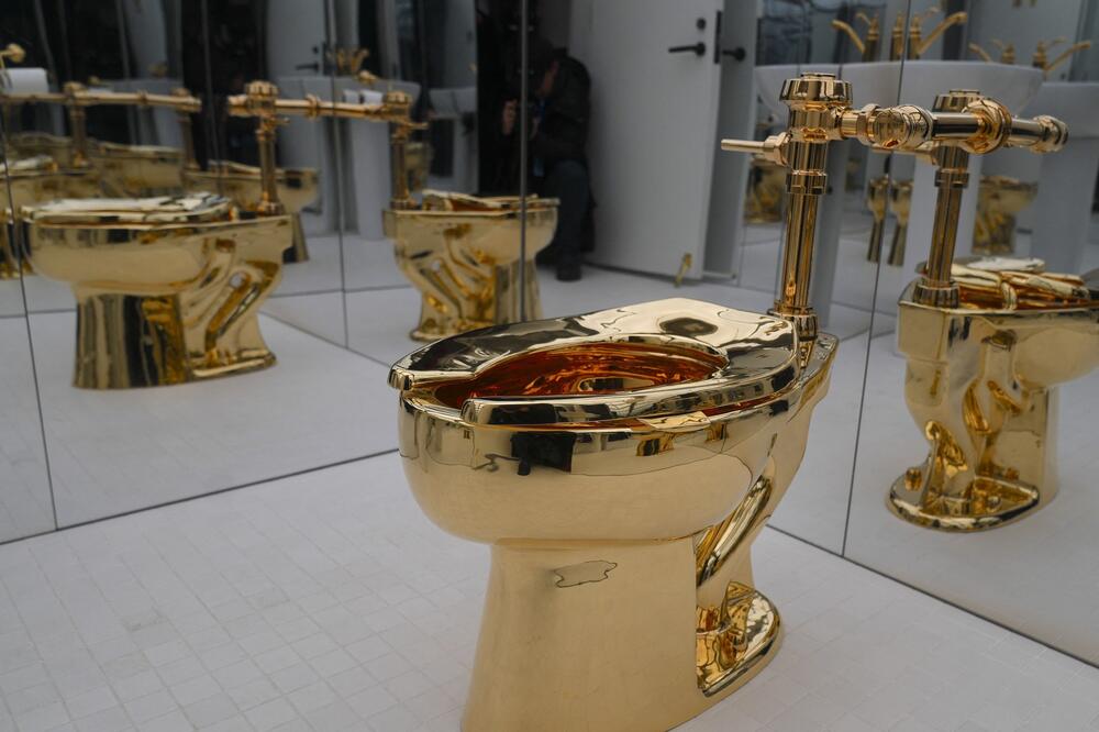 VREDI IMATI STOMAČNI PROBLEM! Prodata zlatna WC šolja "Amerika": Od cifre će vam se ZAMANTATI - MAJKO SVETA!