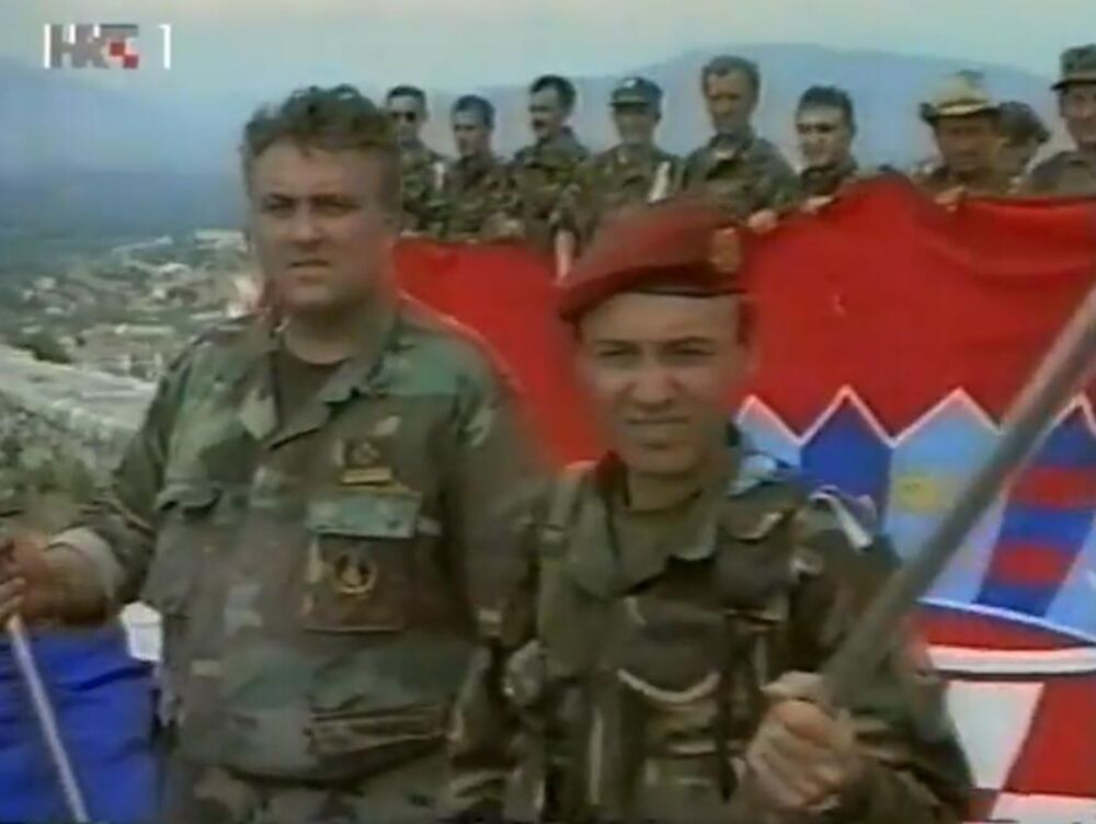 Hrvatski general Ivan Korade sa vojnicima podigao hrvatsku zastavu na Kninskog tvrđavi