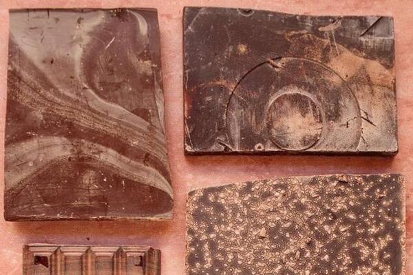 AKO VIDITE BELE MRLJE NA ČOKOLADI, NEMOJTE DA VAM PADNE NA PAMET DA JE BACITE! Nije joj istekao ROK, nego...