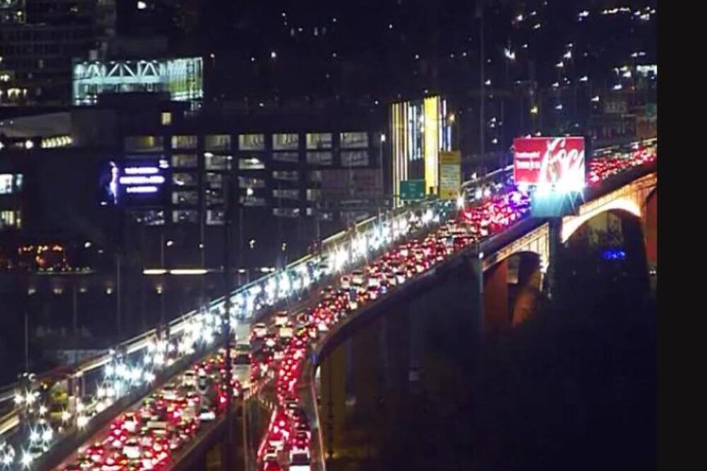 Beograđani krenuli na proslavu Aranđelovdana! Strašne gužve na ulicama, vozila mile, ovde je najkritičnije (FOTO)