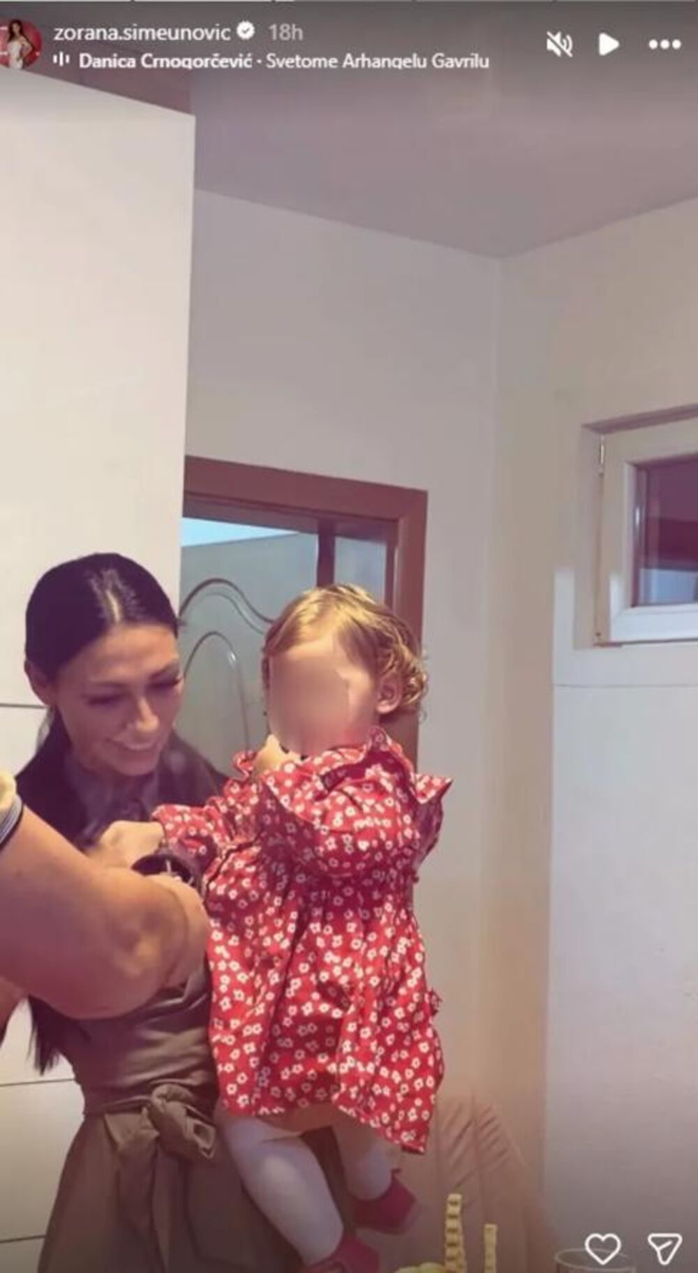 Zorana uči ćerku da se krsti