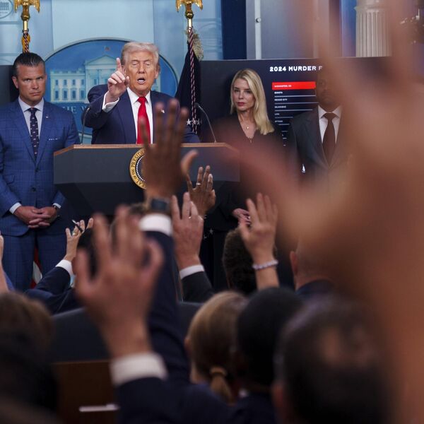 Tramp povukao drastičan potez: Obustavljeni SVI ZAHTEVI ZA IMIGRACIJU U SAD, na crnom spisku OVIH 19 ZEMALJA!