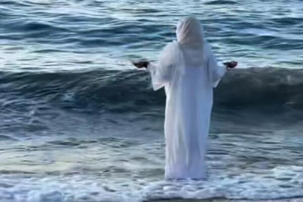 DEVOJKA U BELOM STOJI NA PLAŽI I RUKAMA... Snimak iz Grčke frapirao ljude, sablasna scena šokira! (VIDEO)