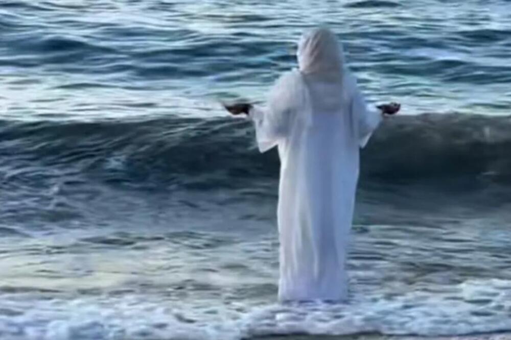 DEVOJKA U BELOM STOJI NA PLAŽI I RUKAMA... Snimak iz Grčke frapirao ljude, sablasna scena šokira! (VIDEO)