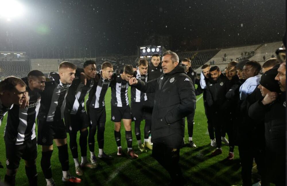 Nenad Stojaković i fudbaleri Partizana