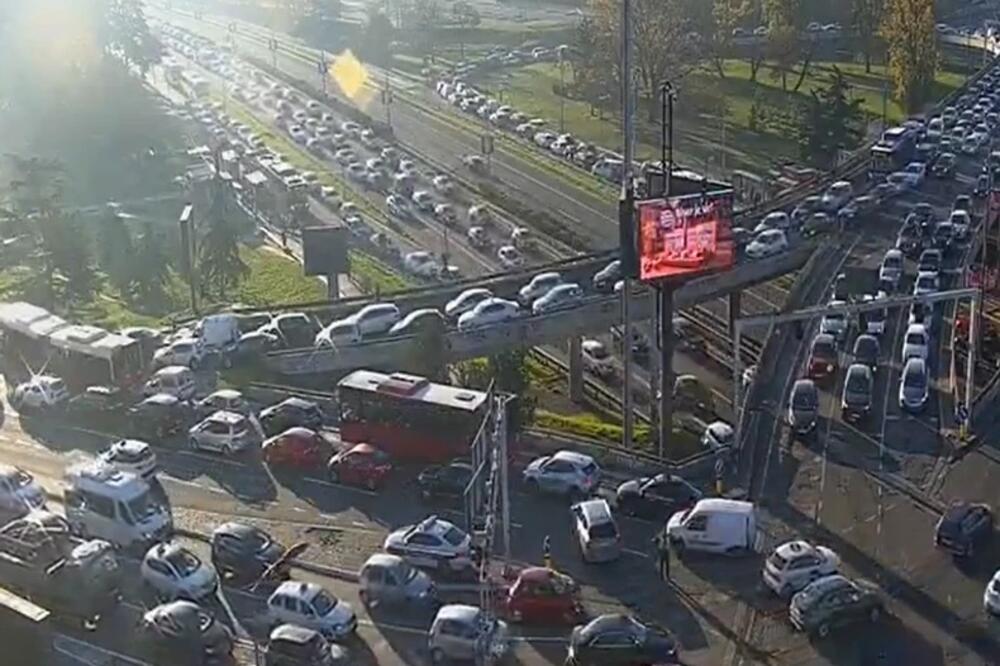 TOTALNI KOLAPS U BEOGRADU! Jutarnji špic paralisao centar, a OVDE vozila mile skoro 9 kilometara (FOTO)