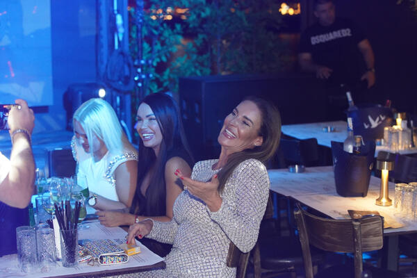 JEZIVA PROŠLOST NAJPOZNATIJE SRPSKE KUME! Otvoreno šok poglavlje iz senke mafije - DEVEDESETIH SU JE TUKLI HEKLEROM