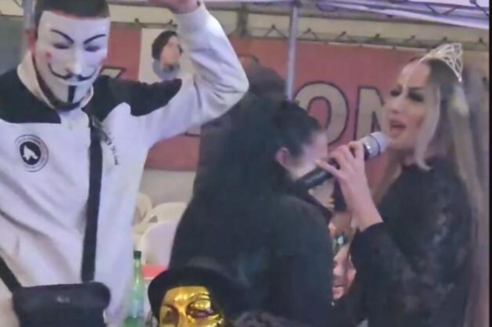 JEDNA PEVA, DRUGA OTVARA USTA, A TREĆEM NOGU DRŽI U KRILU! Šok snimak dve PEVALJKE sa vašara, mreže gore